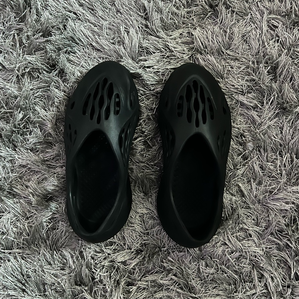 onyx yeezy foam runners
